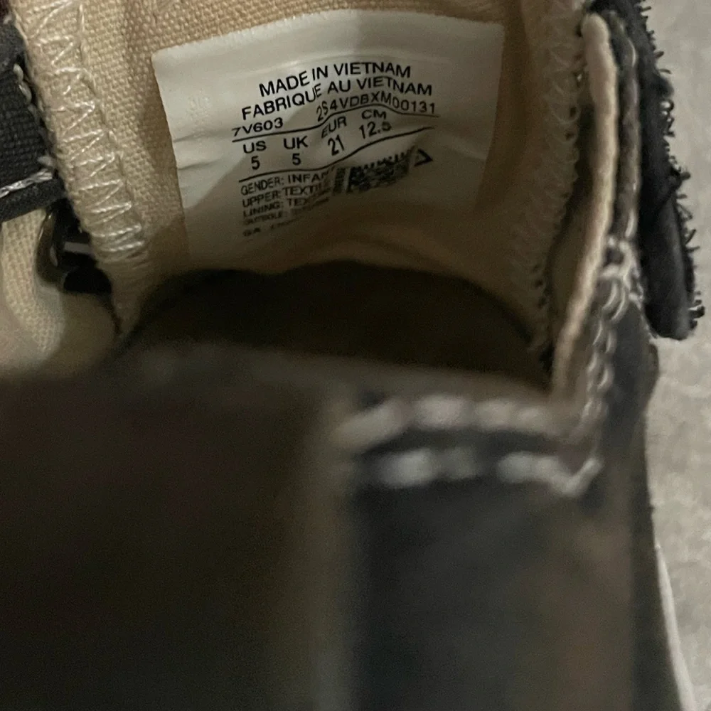 Chuck Taylor® 2V Ox (Infant/Toddler) Velcro size 5